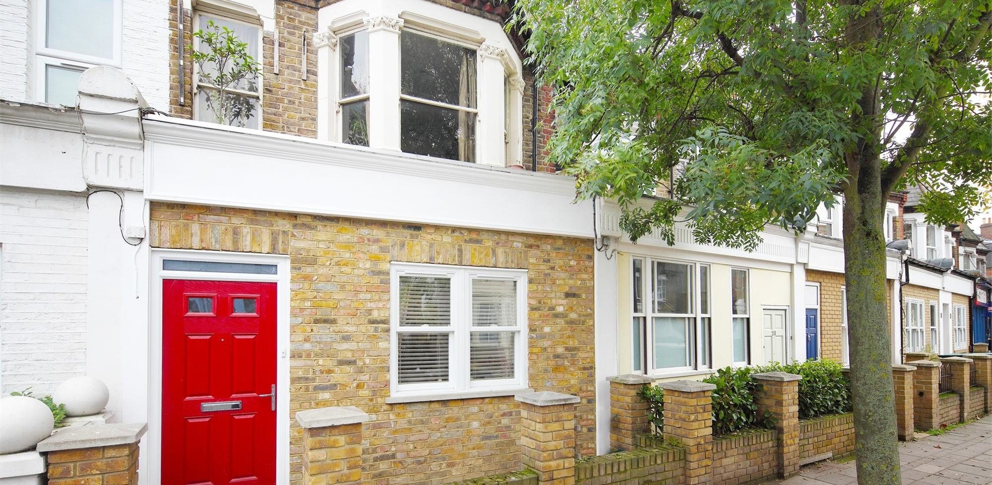 Flat For Sale in Acton Lane, Chiswick