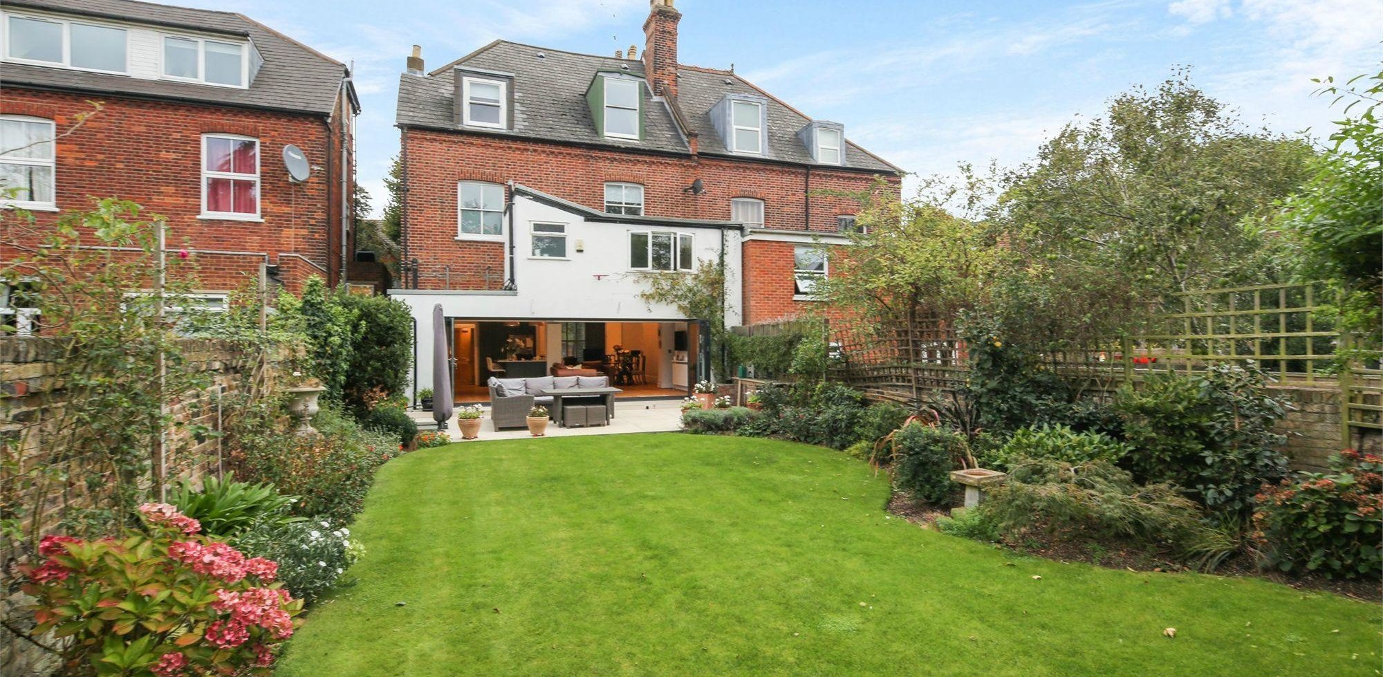 House For Sale in Avenue Gardens, London