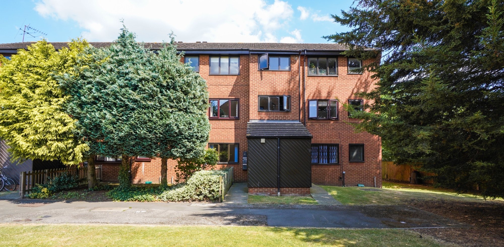 Flat For Sale in Beardsley Way, London, W3
