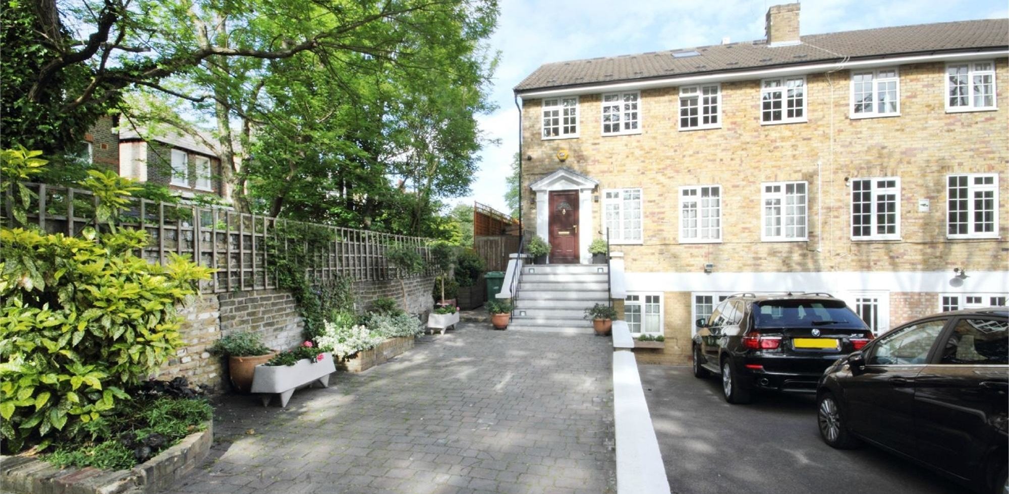 House For Sale in Carlton Gardens, Ealing