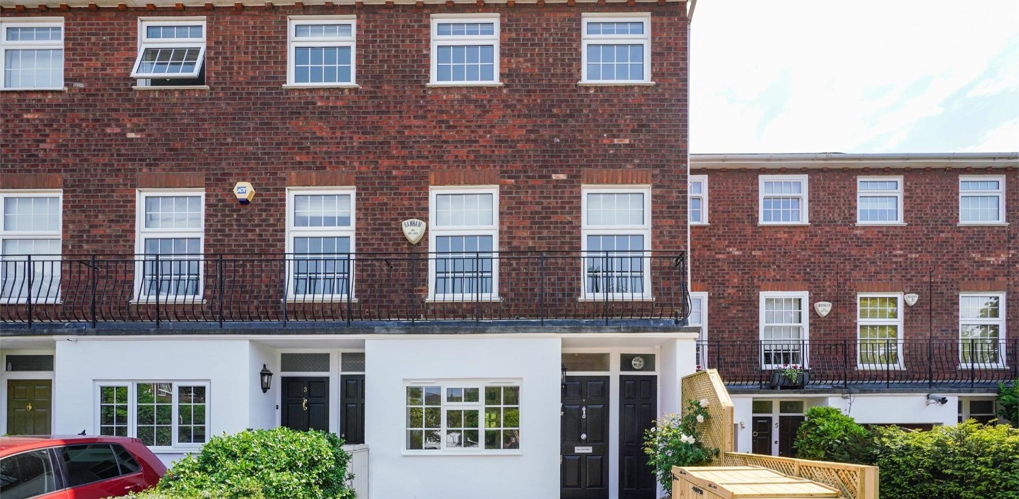 House For Sale in Dell Way, Ealing