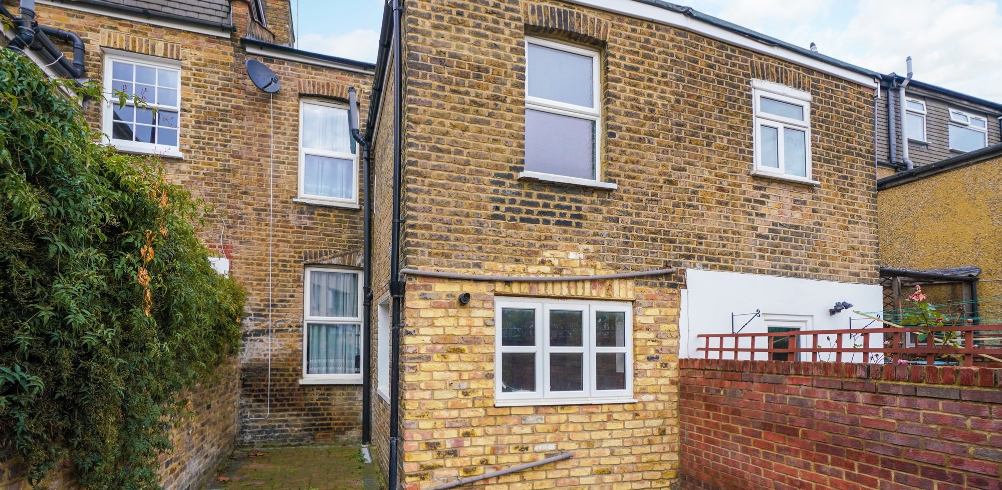 House For Sale in Gloucester Road, London, W3