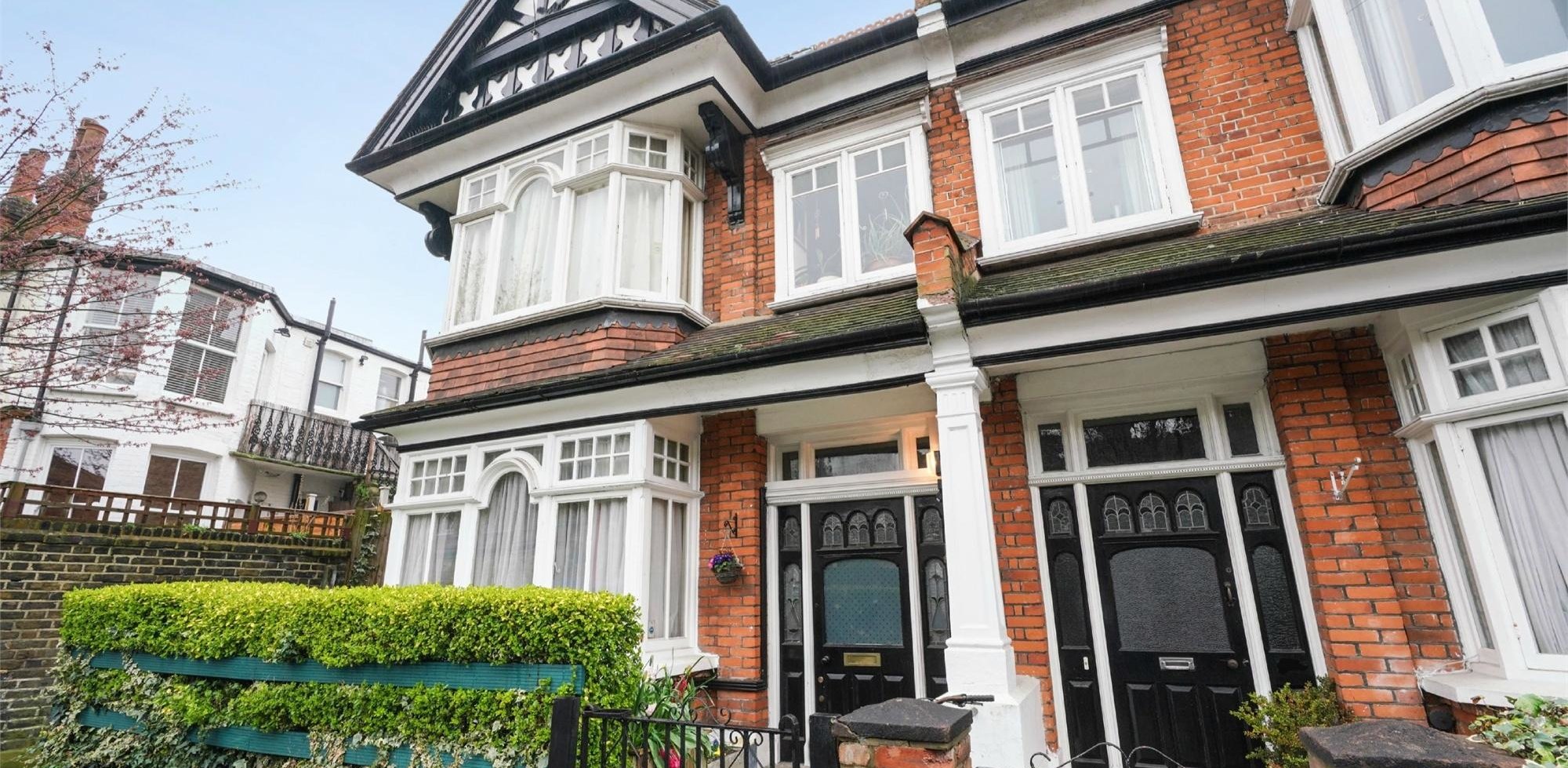 Flat For Sale in Highlands Avenue, Acton