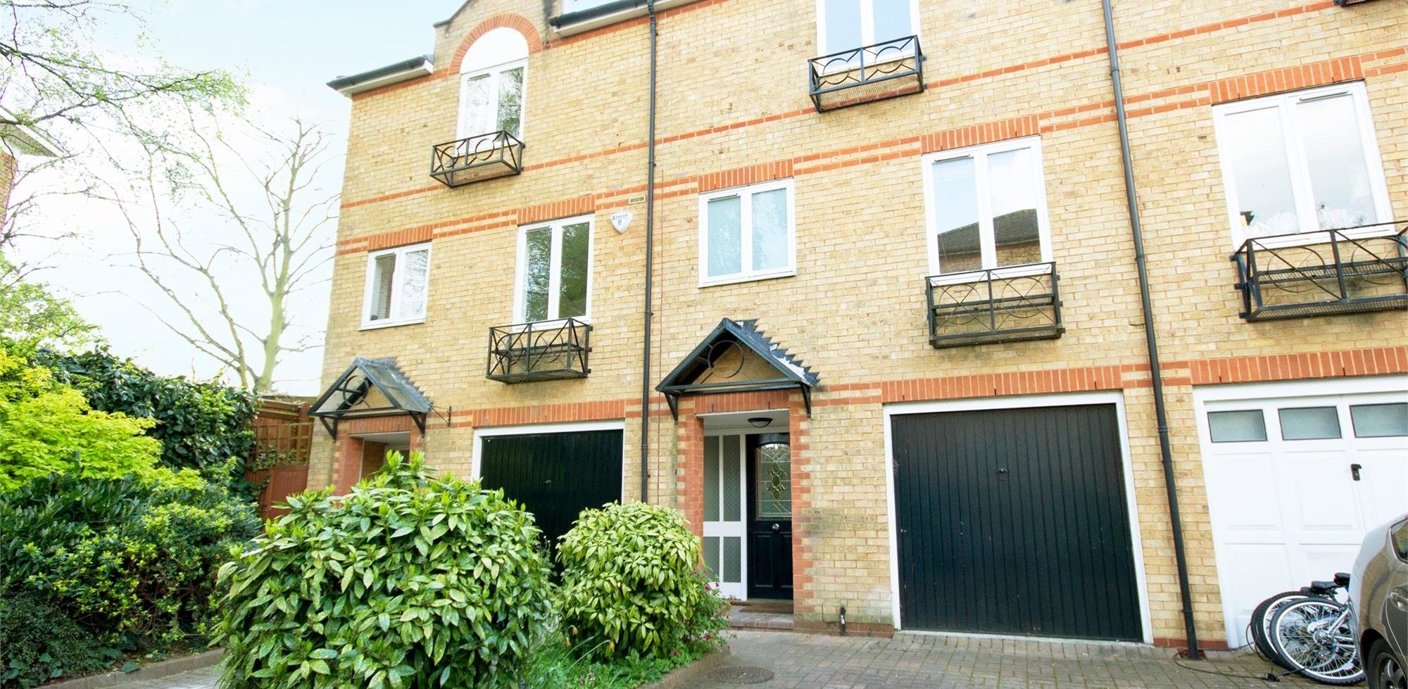 House For Sale in Meadow Place, Edensor Road, Chiswick