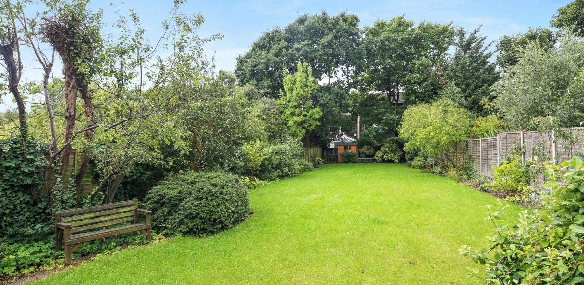 Flat For Sale in Mount Park Road, Ealing