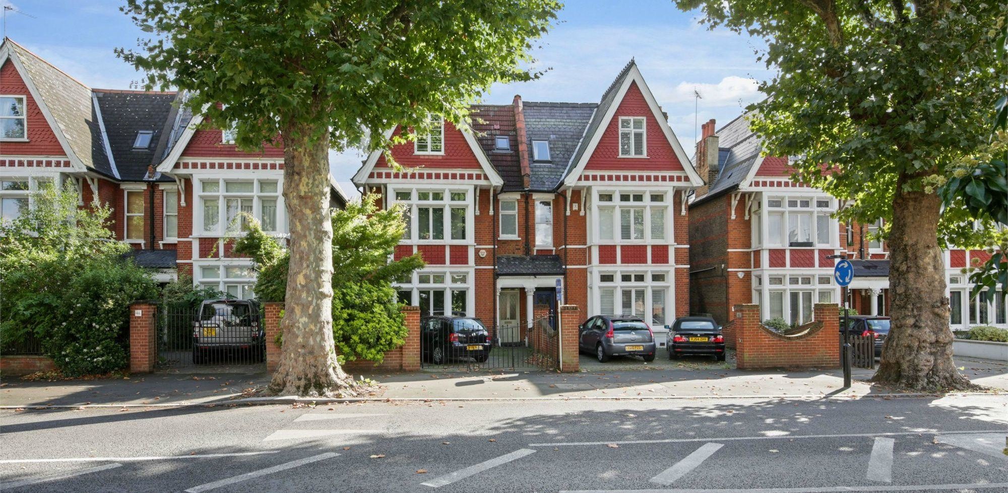 House For Sale in The Avenue, Ealing