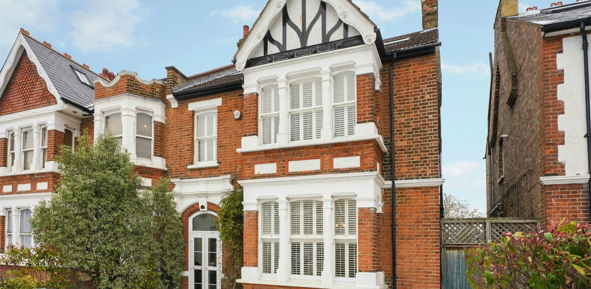 House For Sale in Twyford Avenue, London, W3