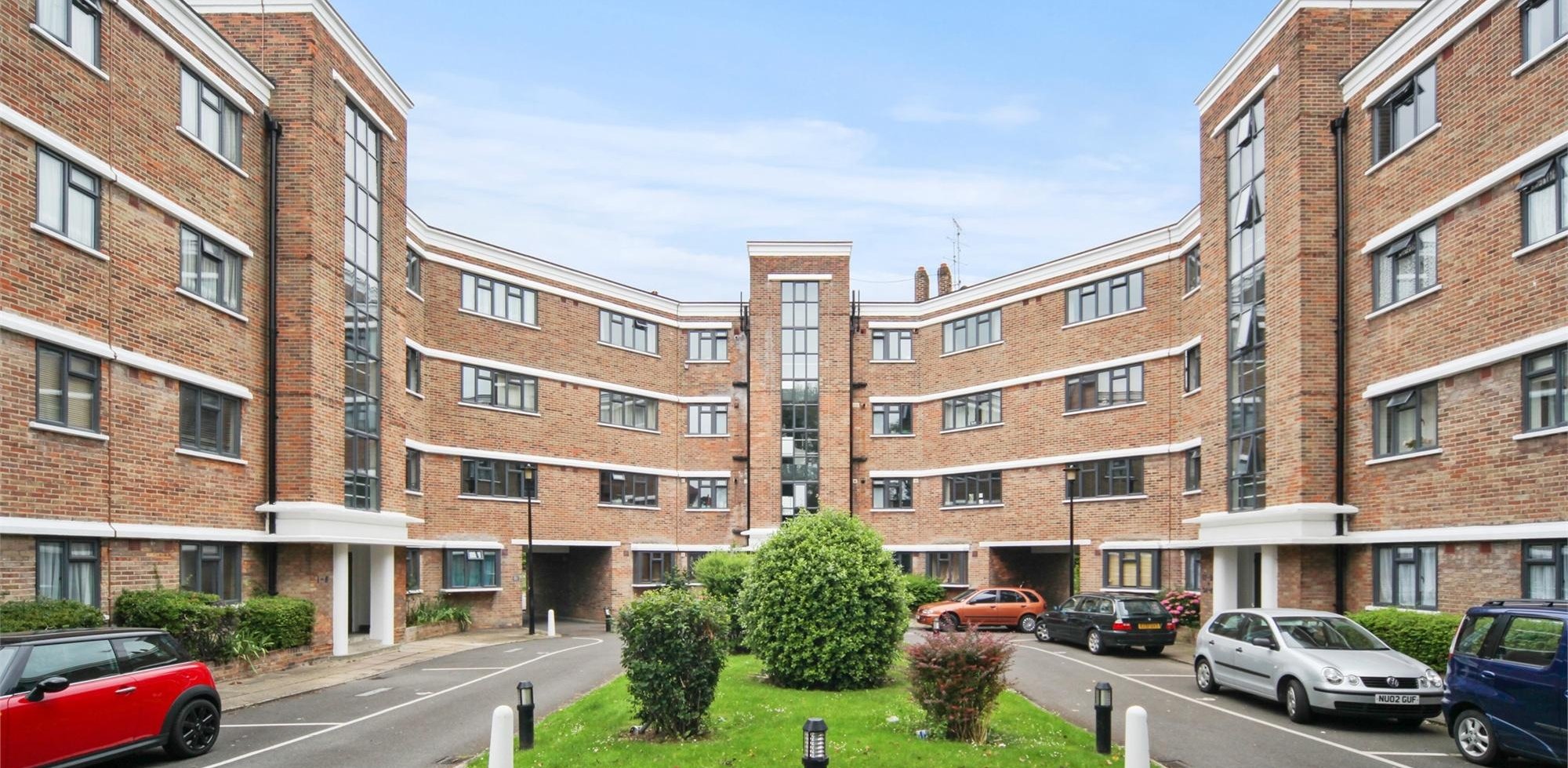 Flat For Sale in Victoria Court, Kingsbridge Avenue, London