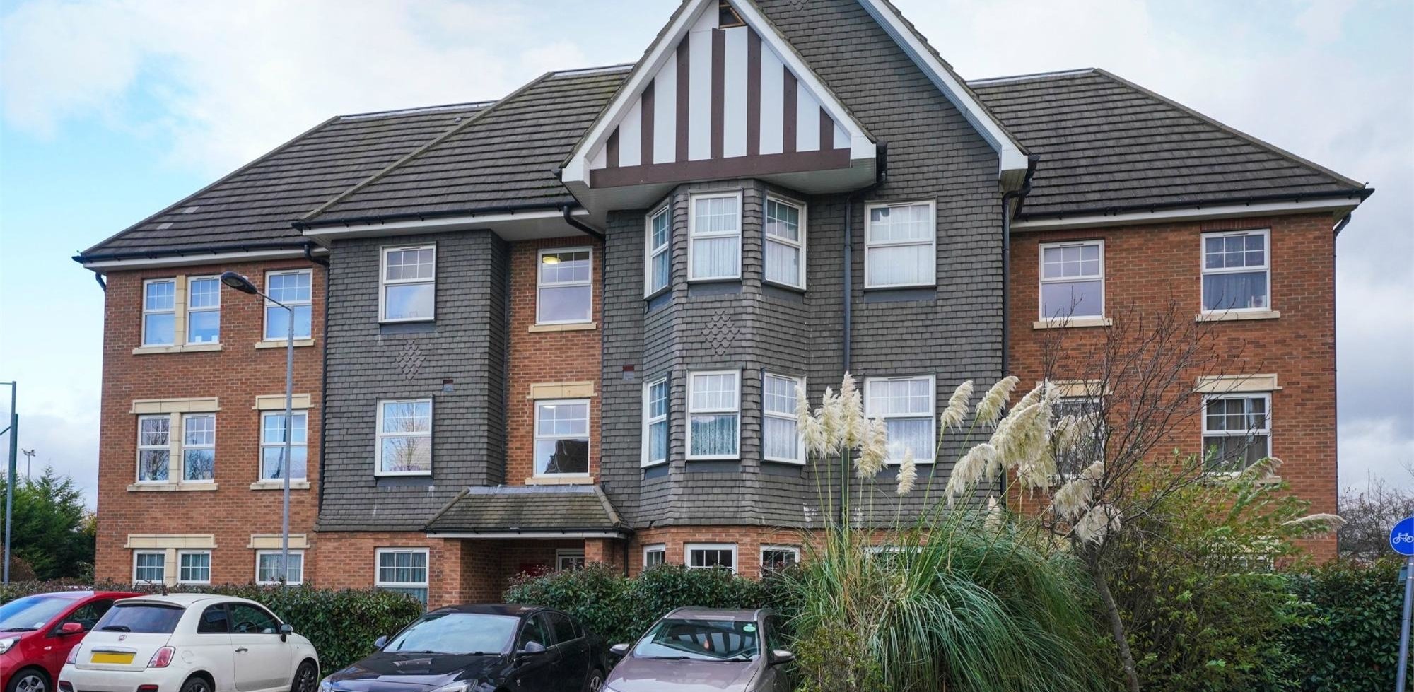 Flat To Rent in Boddington Gardens, Acton