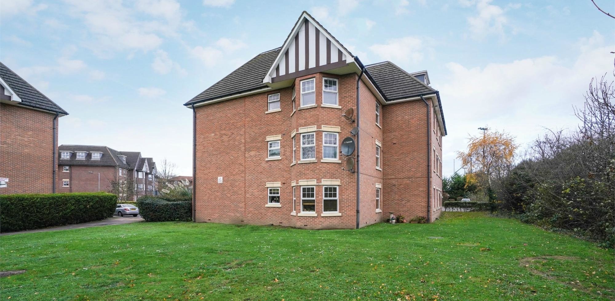 Flat To Rent in Boddington Gardens, Acton