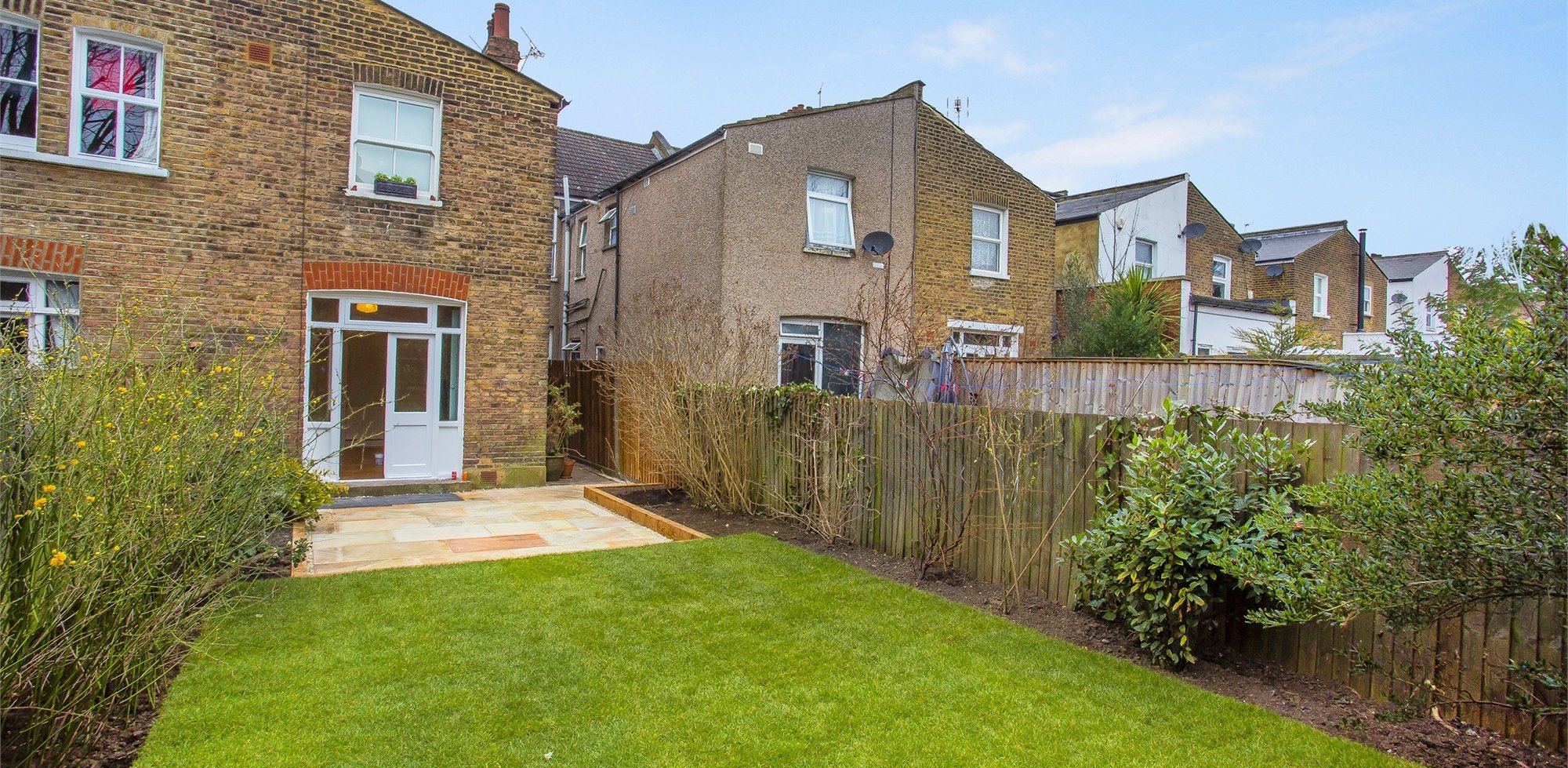 Flat To Rent in Cumberland Road, Acton, W3