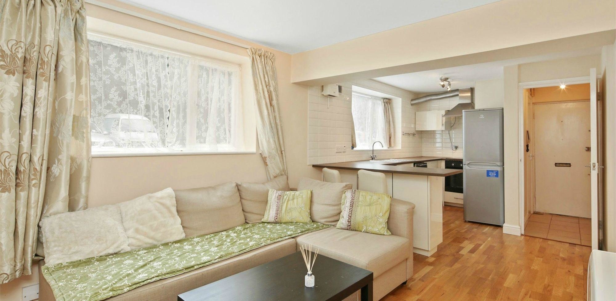 Flat To Rent in East Acton Lane, Acton