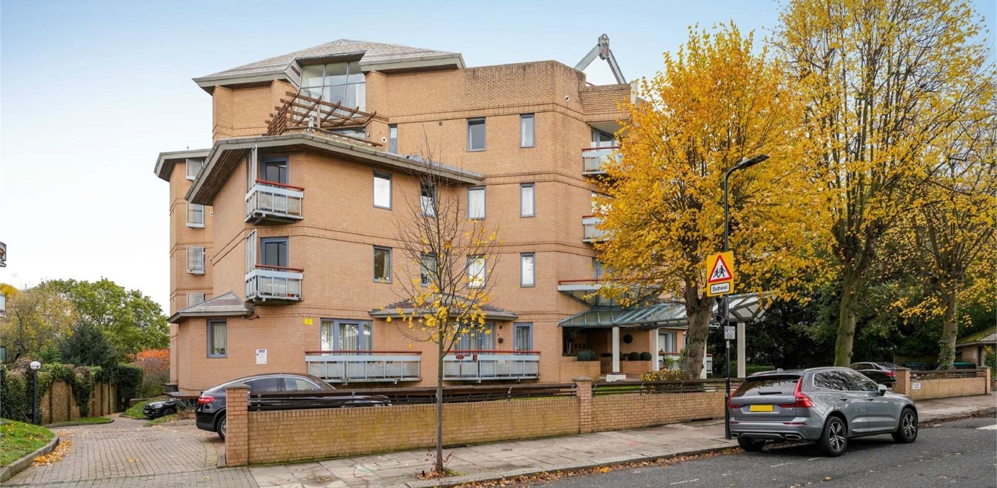 Flat To Rent in Hillcrest Road, Ealing