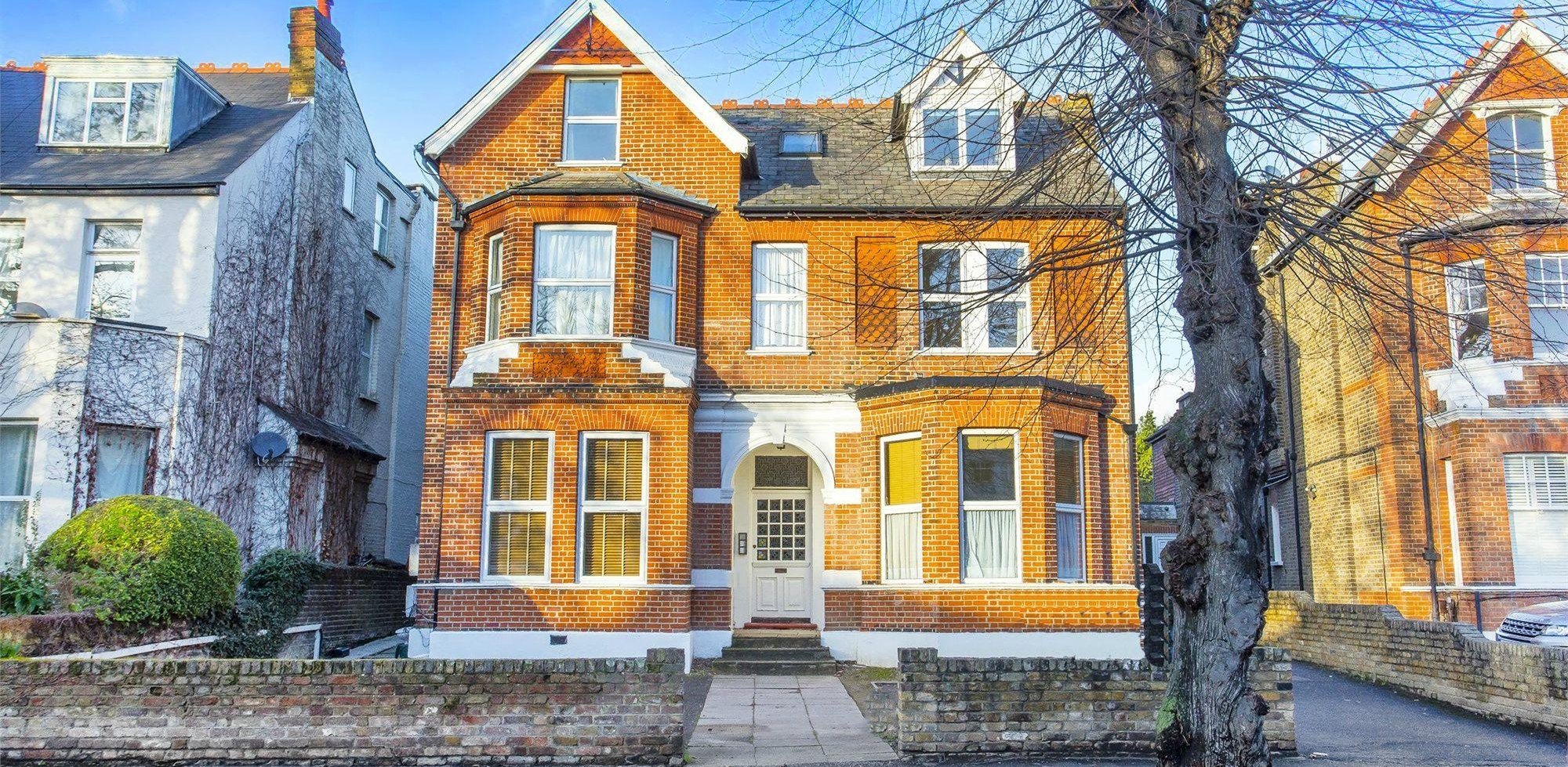 Flat To Rent in Madeley Road, Ealing