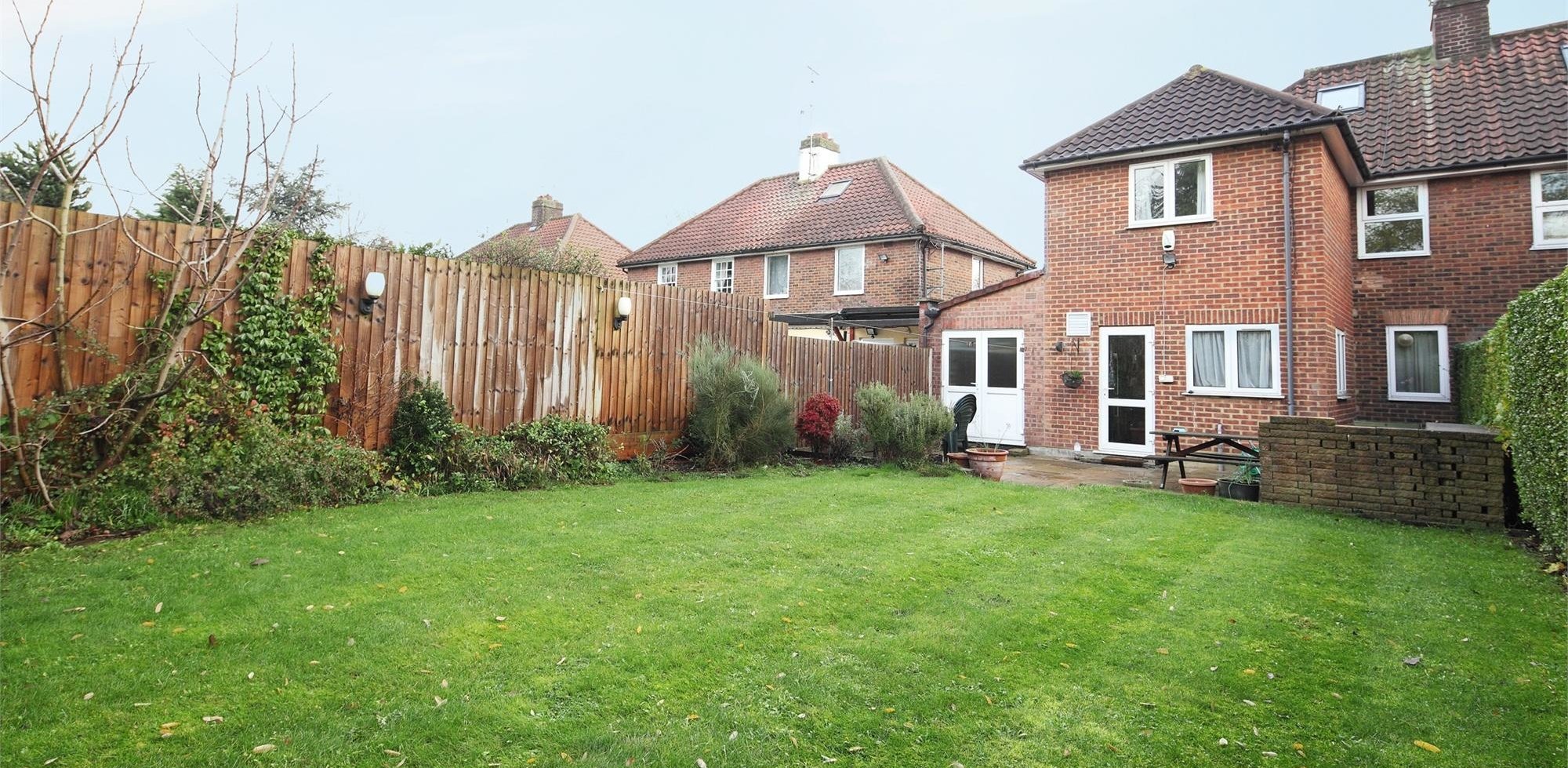 House To Rent in Saxon Drive, Acton