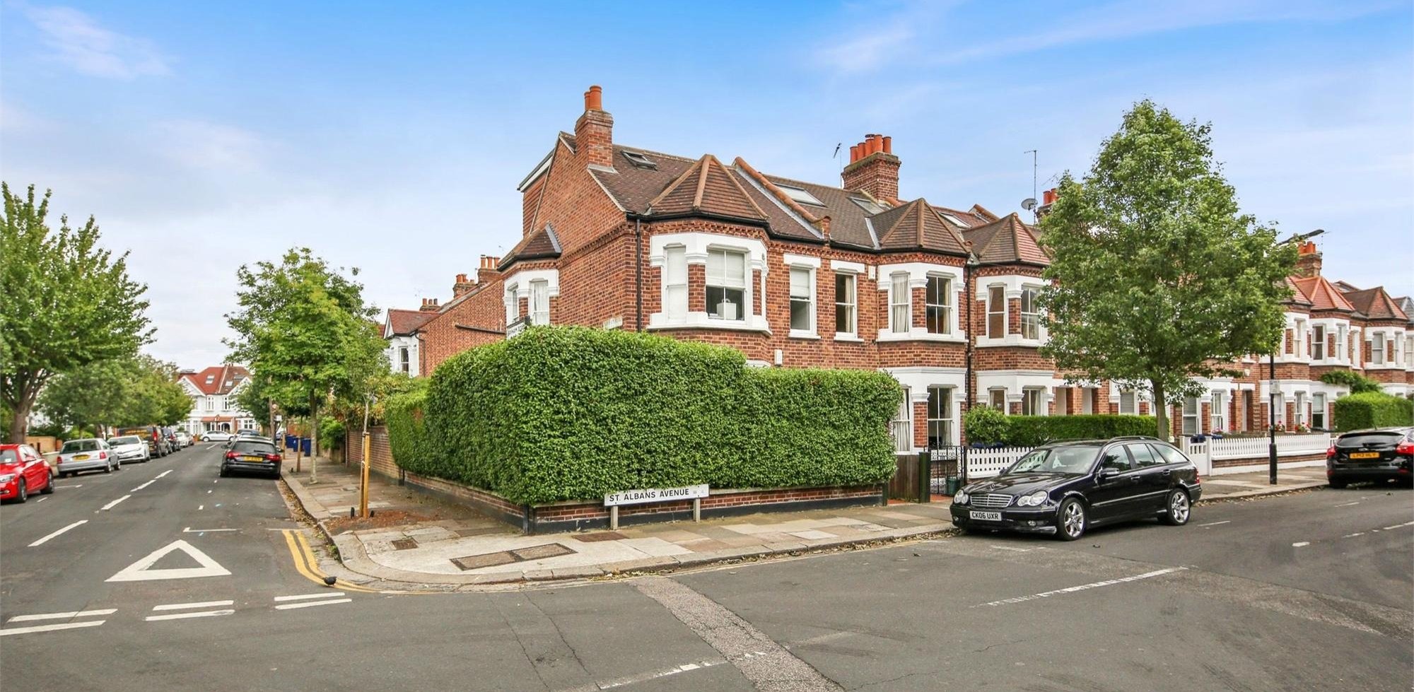 House To Rent in St Albans Avenue, Chiswick