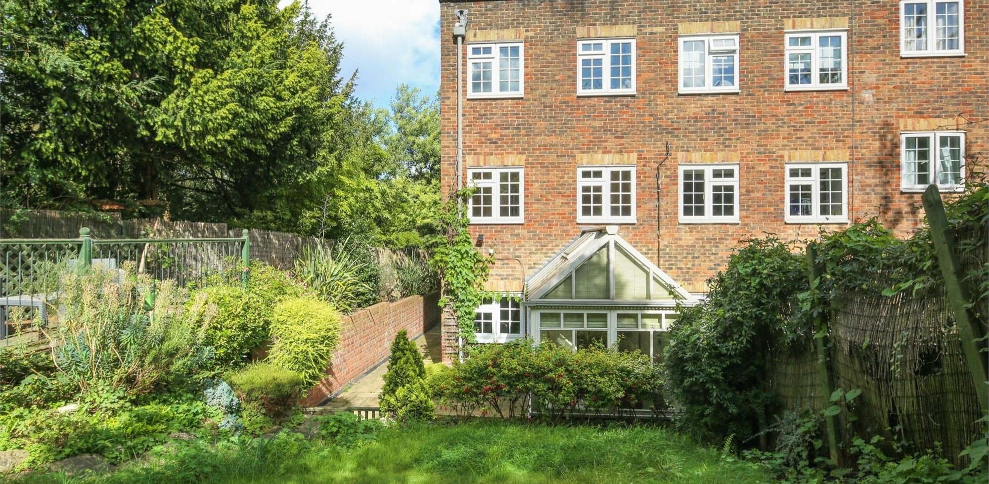 House To Rent in Westmoreland Place, Ealing